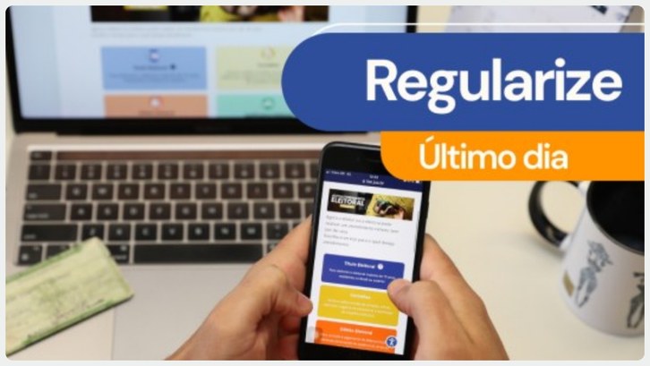 Regularize! Hoje (19) é o último dia para evitar o cancelamento do título de eleitor Uma pessoa segura um celular com a tela aberta no aplicativo e-Título, enquanto um notebook apar...