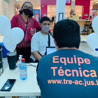 Rolê das eleições: TRE-AC realiza atendimento ao eleitor no Via Verde Shopping Vontade de contribuir com o Acre e o Brasil leva jovens a emitir o primeiro título
