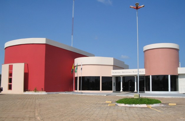 Sede do TRE-AC Fachada da sede do TRE-AC, com o céu azul ao fundo.