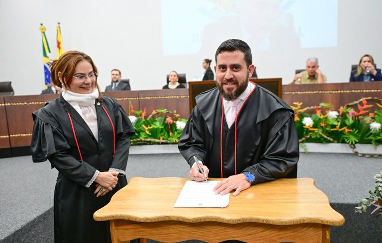 Thalles Sales toma posse como membro efetivo da Corte Eleitoral do Acre Sessão solene conduzida pela presidente Waldirene Cordeiro marcou a nova composição do TRE-AC pa...