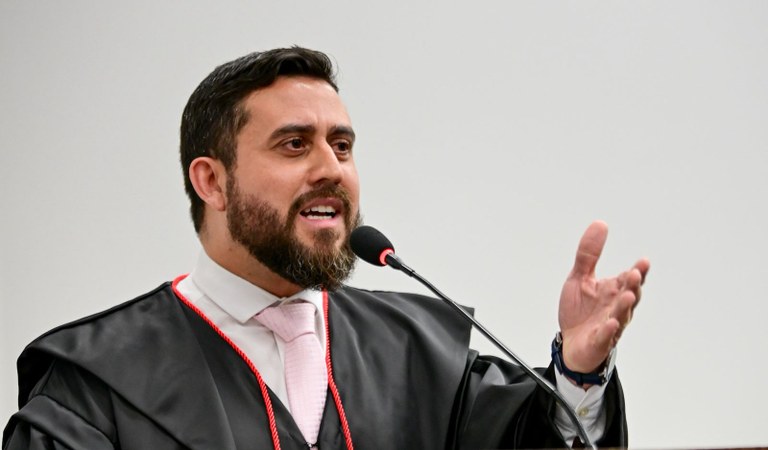 Thalles Sales toma posse como membro efetivo da Corte Eleitoral do Acre Sessão solene conduzida pela presidente Waldirene Cordeiro marcou a nova composição do TRE-AC pa...