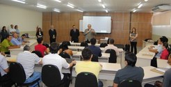 Cerca de 30 servidores das 10 Zonas Eleitorais do Acre estão em uma reunião na Escola de Magistr...