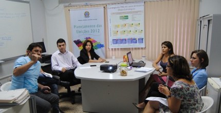 TRE-AC-2012-Reunião sobre as metas nacionais 2012 Servidores do TRE-AC se reuniram no dia 13 de fevereiro para discutir o cumprimento das metas 2012.