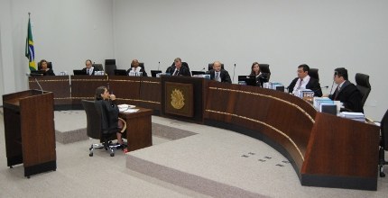 TRE-AC-2013-SESSÃO NA CORTE Prefeito e Vice de Cruzeiro do Sul foram condenados por doações feitas ilegalmente em período el...