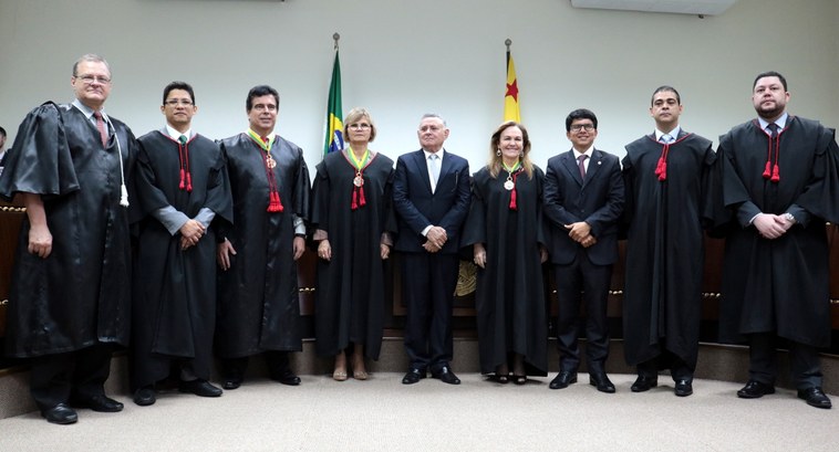 Entrega de medalha a juíza Olívia Ribeiro e ao juiz Marcelo Badaró