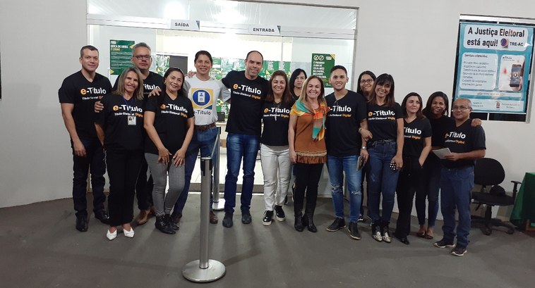 Equipe de servidores e magistrados no parque de exposição