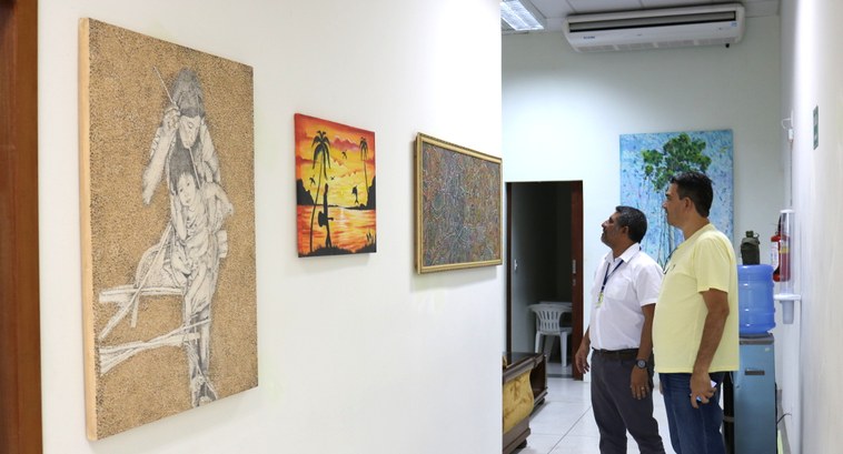 Exposição de arte no hall da Tribunal