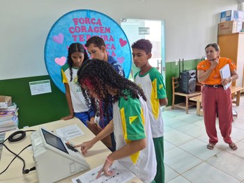 Atendimento em escolas da capital reforçou incentivo ao alistamento eleitoral e à participação d...