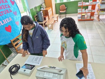 Atendimento em escolas da capital reforçou incentivo ao alistamento eleitoral e à participação d...