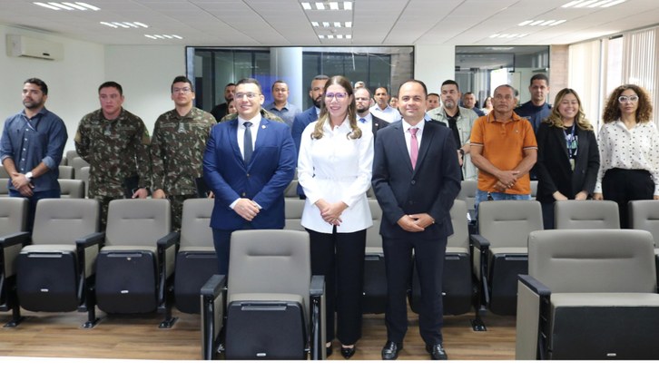 TRE-AC: Autoridades se reúnem em Cruzeiro do Sul para garantir segurança nas Eleições 2024 Desembargador Júnior Alberto coordena encontro para planejar ações estratégicas visando um proce...
