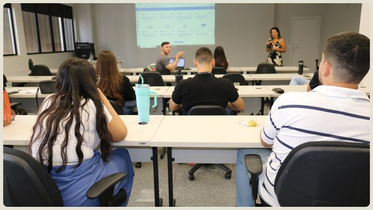 TRE-AC capacita servidores em indicadores estatísticos do CNJ Participantes acompanham atentamente uma capacitação realizada em sala equipada com projetor mul...
