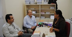 Des. Pedro Ranzi e o Diretor-Geral Dr. Carlos Venicius em reunião com servidora em visita ao Val...