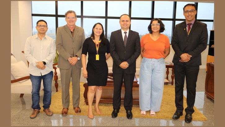 TRE-AC e Correios preparam selo comemorativo pelos 50 anos do Tribunal Encontro discutiu selo especial pelos 50 anos do TRE-AC e novas soluções para preservação do ace...