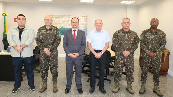 TRE-AC e exército brasileiro alinham estratégias para garantir segurança nas Eleições 2024 Reunião entre Desembargador Júnior Alberto e Comando Militar define ações conjuntas para assegur...