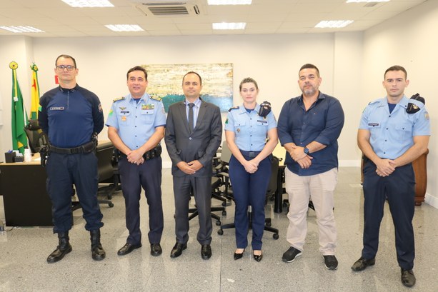 TRE-AC e Polícia Militar: Trabalhando em conjunto para fortalecer a democracia Desembargador Júnior Alberto e o Comandante-Geral da PMAC, Luciano Fonseca,