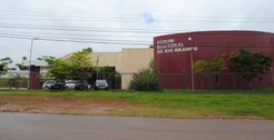 Imagem da fachada do prédio do Fórum Eleitoral de Rio Branco, localizado em frente à sede do TRE...