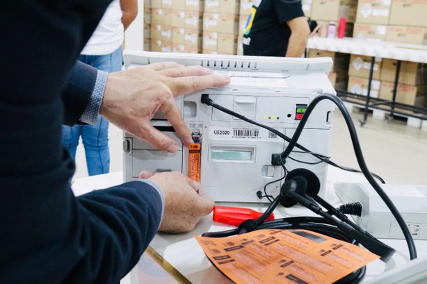 TRE-AC inicia carga e lacre das urnas eletrônicas Ao todo, no estado, 2.883 urnas passarão pela carga