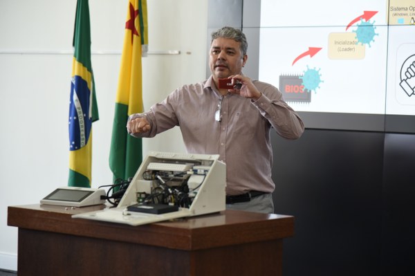 TRE-AC inicia Semana Nacional do Sistema Eletrônico de Votação com abertura simbólica da urna eletrônica