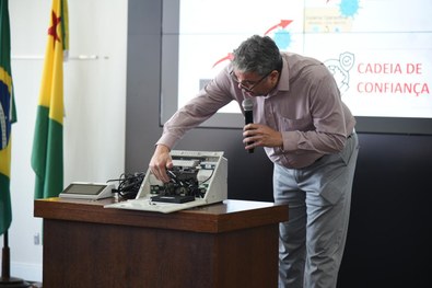 TRE-AC inicia Semana Nacional do Sistema Eletrônico de Votação com abertura simbólica da urna el...