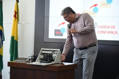 TRE-AC inicia Semana Nacional do Sistema Eletrônico de Votação com abertura simbólica da urna el...