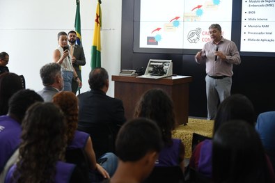 TRE-AC inicia Semana Nacional do Sistema Eletrônico de Votação com abertura simbólica da urna el...