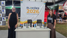Visitantes podem simular a votação na urna eletrônica e esclarecer dúvidas sobre o processo elei...