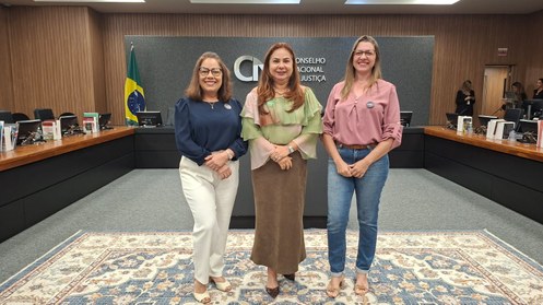 Desembargadora Waldirene Cordeiro e servidoras do setor de sustentabilidade acompanham debates n...