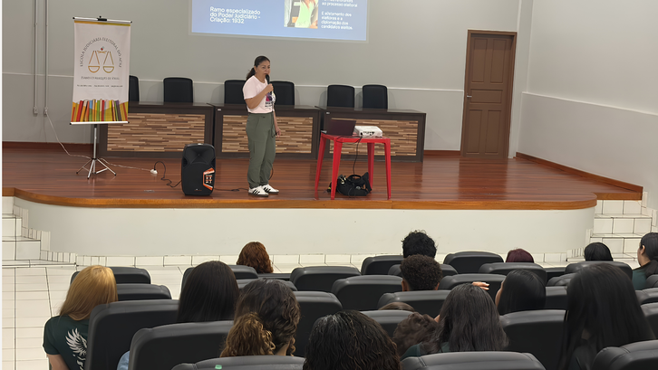 Cerca de 150 alunos participaram de atividades sobre democracia, voto consciente e combate à des...