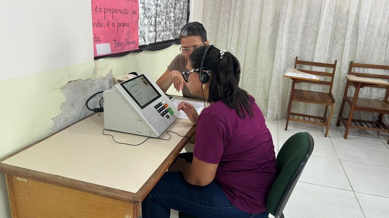Alunos do CAP/AC e da ADEVIACRE vivenciam treinamento com urna eletrônica e reforçam autonomia n...