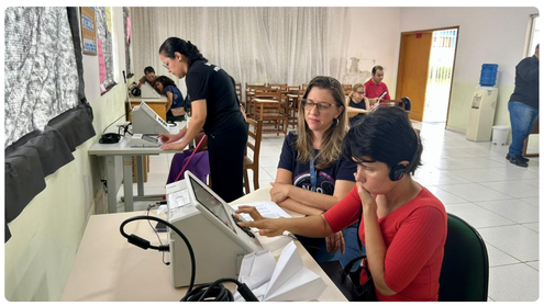 Alunos do CAP/AC e da ADEVIACRE vivenciam treinamento com urna eletrônica e reforçam autonomia n...