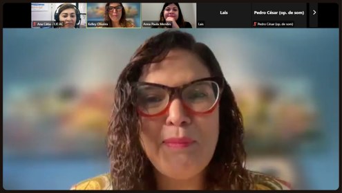 Três (3) mulheres em uma vídeo chamada