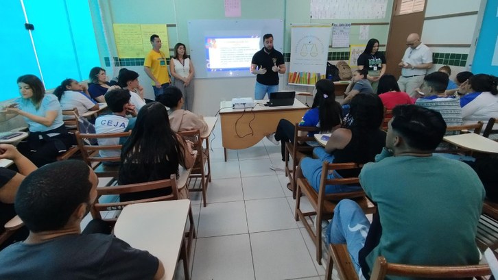 TRE-AC promove educação cidadã para alunos do Centro de Educação de Jovens e Adultos Os alunos puderam conhecer o passo a passo de como ocorrem as Eleições Municipais por meio da ca...