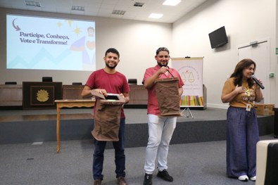 Jovens do CIEE participam de programação com foco em voto consciente, evolução das urnas e parti...