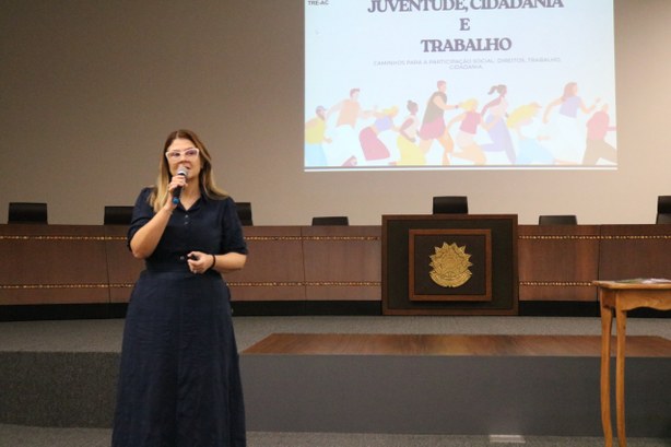 TRE-AC promove evento que conecta memória institucional e cidadania entre jovens aprendizes Jovens do CIEE participam de programação com foco em voto consciente, evolução das urnas e parti...