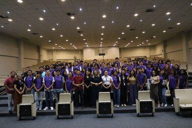 Jovens do CIEE participam de programação com foco em voto consciente, evolução das urnas e parti...