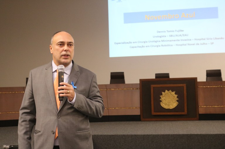 Médico urologista orienta servidores sobre importância do diagnóstico precoce e cuidados com a s...