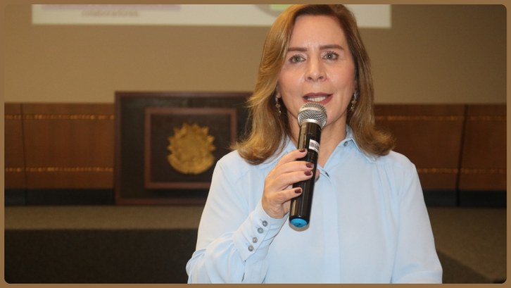 TRE-AC promove palestra sobre responsabilidade institucional no combate ao assédio Mulher de pele clara e cabelos castanhos na altura dos ombros aparece em destaque, segurando um ...