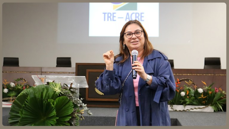 Palestra conduzida pela Ouvidora da Mulher Luzia Farias destacou a importância do olhar integral...