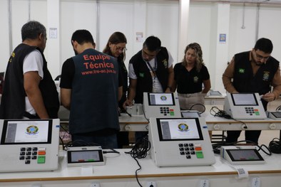 TRE-AC realiza preparação e lacre das urnas para o segundo turno das Eleições Gerais 2026