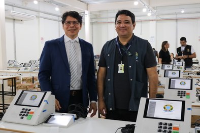 TRE-AC realiza preparação e lacre das urnas para o segundo turno das Eleições Gerais 2026