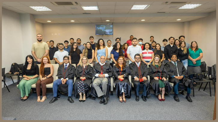 TRE-AC recebe universitários da UFAC em programação especial Grupo acompanhou sessão da Corte, visitou exposição histórica e conheceu o Centro de Memória da ...