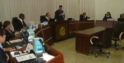 Secretário Judiciário lendo documento em sessão da corte eleitoral presidida pelo Desembargador ...