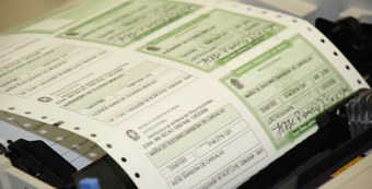TRE-PB Emissão de títulos eleitorais Títulos eleitorais sendo impressos.