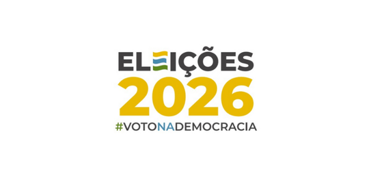 Banner com fundo branco sobre o qual se observa a logomarca das Eleições 2026. São três linhas. ...