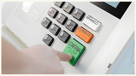 Urnas eletrônicas garantem acessibilidade do eleitorado com deficiência visual