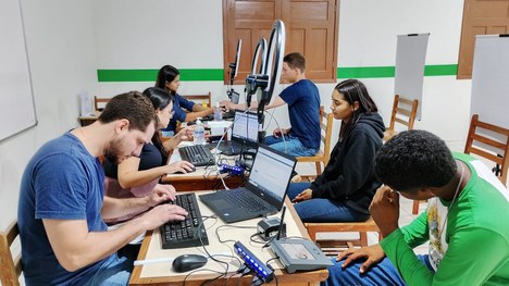 Jovens participaram de atendimento eleitoral e roda de conversa sobre voto, democracia e desinfo...