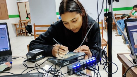 Jovens participaram de atendimento eleitoral e roda de conversa sobre voto, democracia e desinfo...