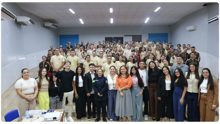 Presidente do TRE-AC fala a estudantes sobre o papel do voto e acompanha emissão dos primeiros t...