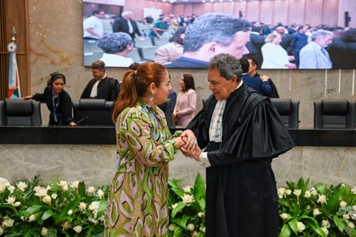 Sessão solene reconheceu a contribuição histórica do conselheiro ao serviço público e foi marcad...